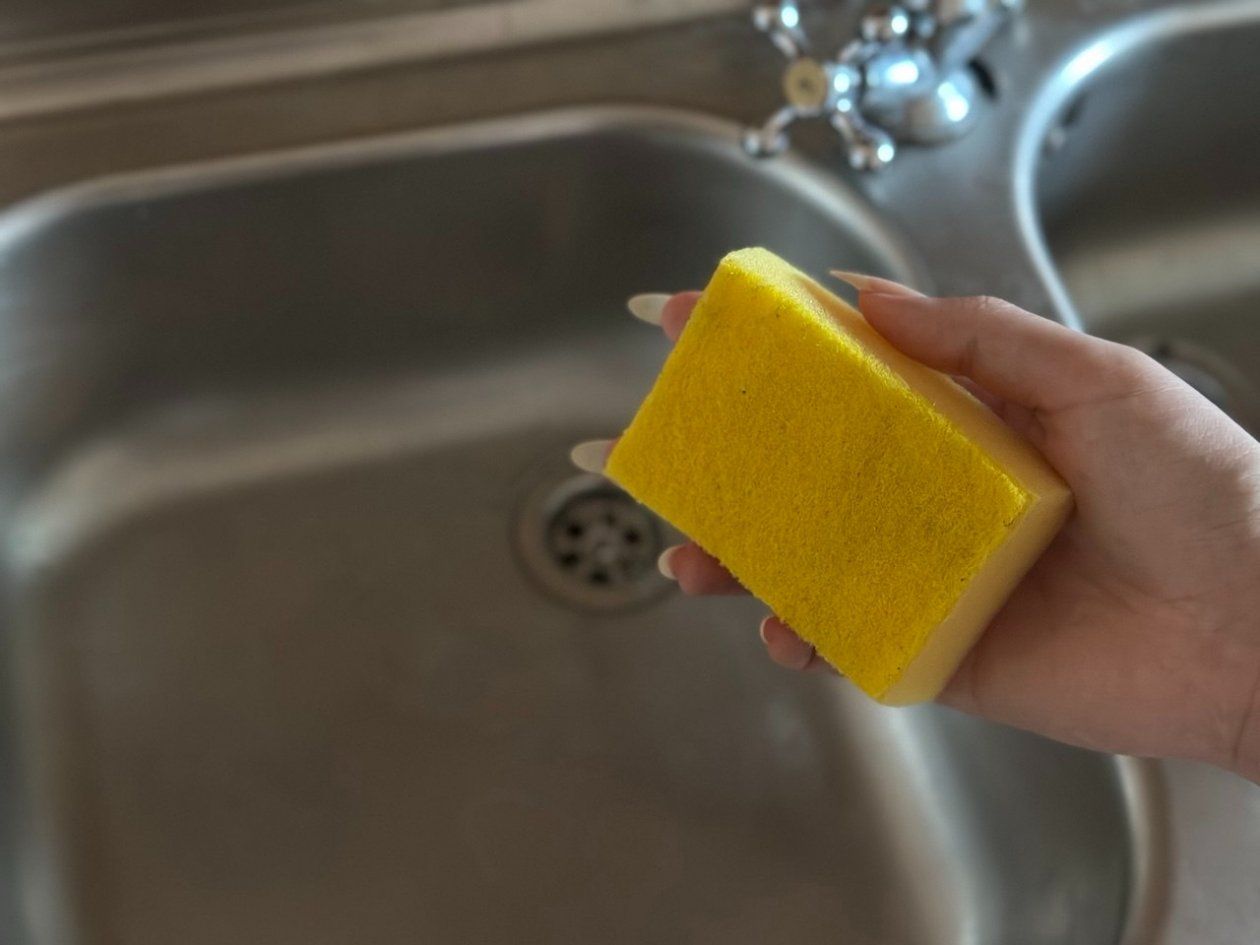 Отказываюсь от кухонных губок навсегда: эксперт объяснила, почему они опаснее грязной раковины ИА SevastopolMedia