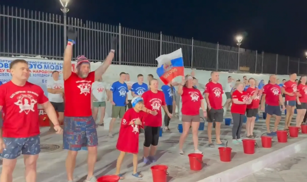 Моржи в Улан-Удэ облились водой под гимн России минспорт РБ