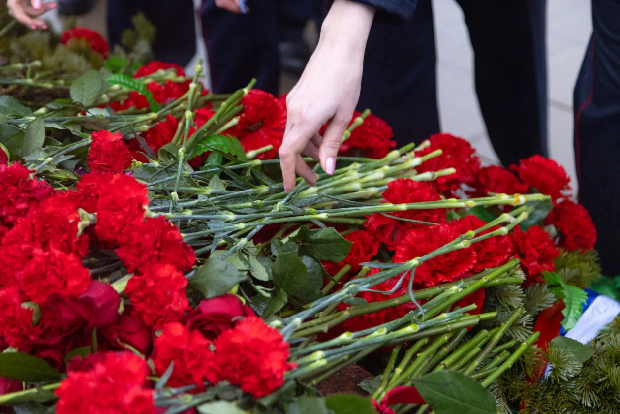 Возложение цветов в Южно-Сахалинске 23 февраля пресс-служба правительства Сахалинской области