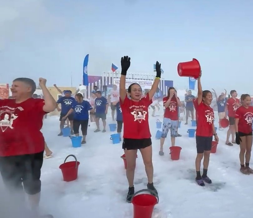 Тысяча смельчаков облились ледяной водой перед 23 февраля в Якутске Фото предоставлено организаторами акции