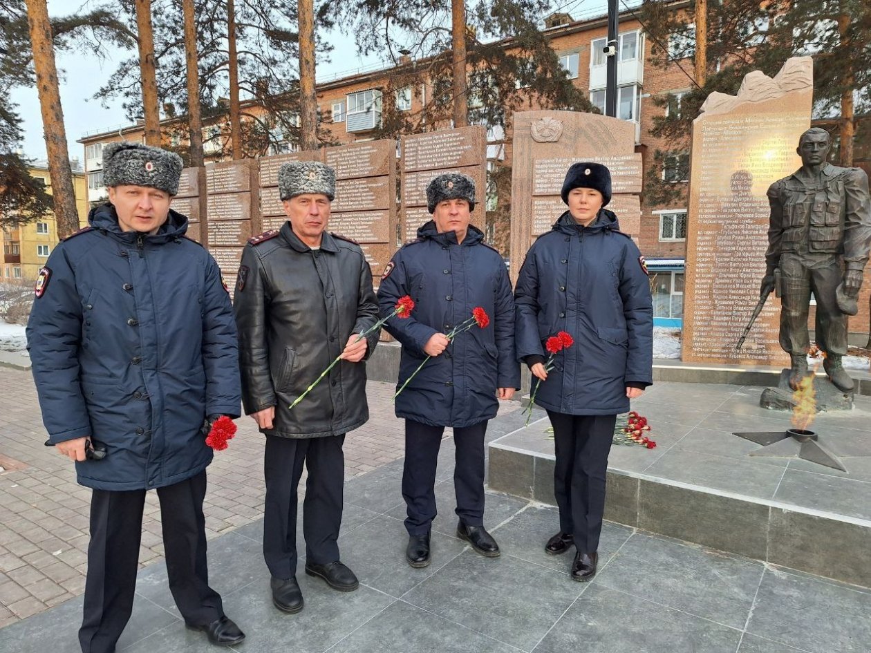 Сотрудники полиции УМВД России по АГО