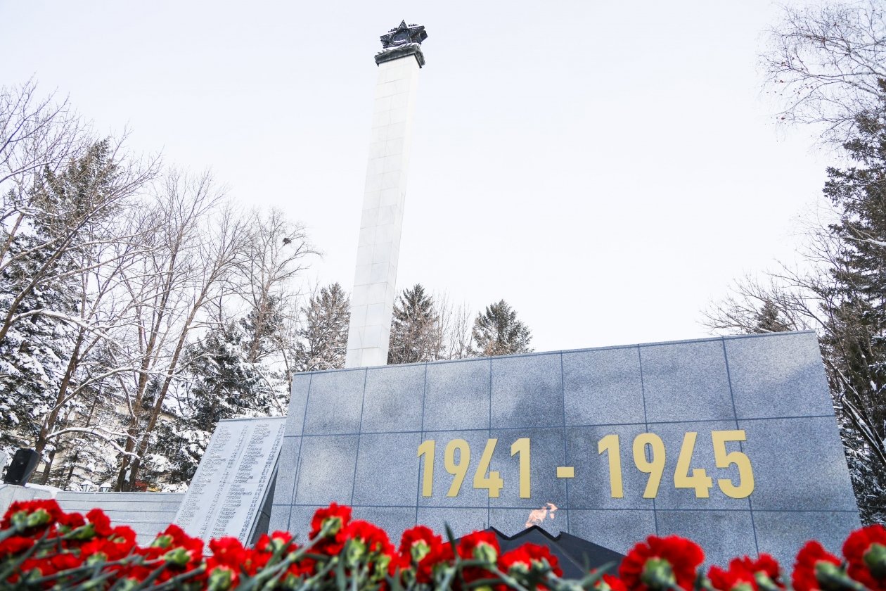 Церемония возложения цветов прошла в сквере Победы Биробиджана ЗС ЕАО