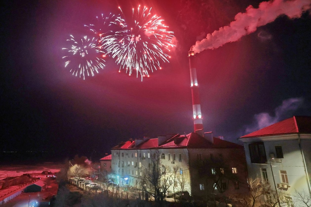 Над Спортивной гаванью во Владивостоке отгремел салют в честь Дня защитника Отечества ИА PrimaMedia