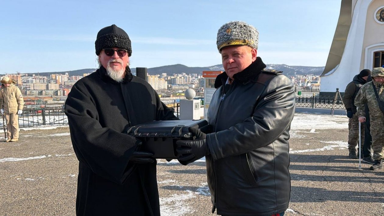 Вручение квадрокоптера пресс-службы правительства Забайкалья