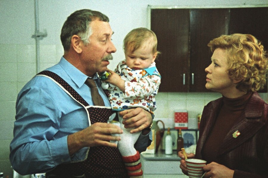 Тематическое фото кадр из фильма &quotПо семейным обстоятельствам&quot (12+), 1977 год
