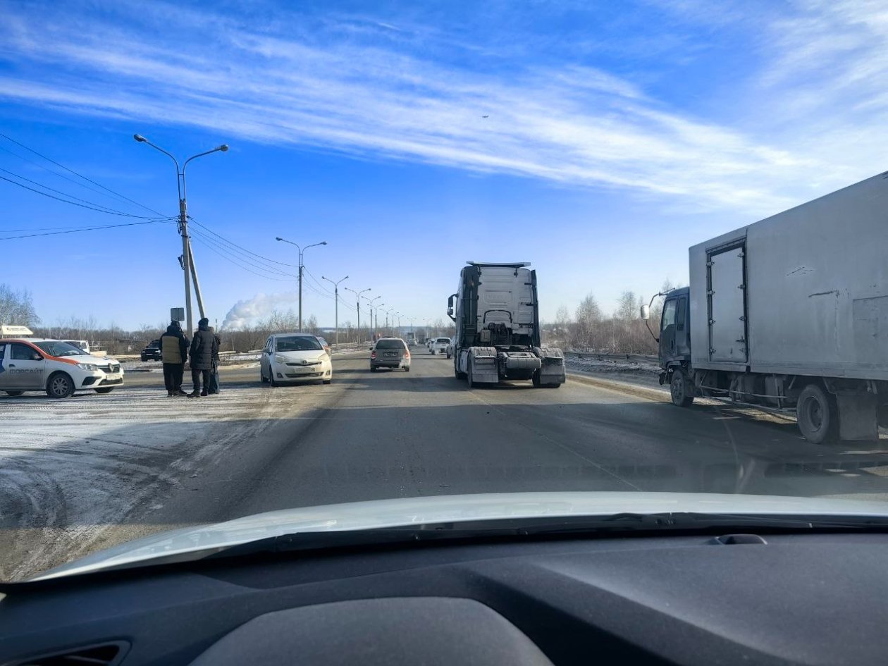 Седельный тягач и иномарка столкнулись на объездной Ново-Ленино в Иркутске ИА IrkutskMedia