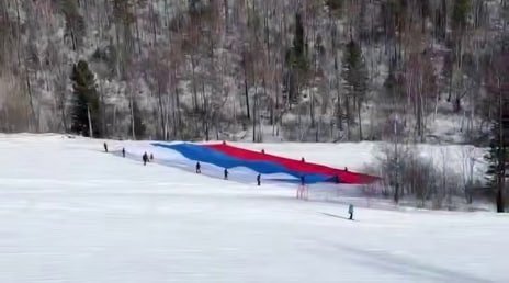 Гигантский триколор размером с футбольное поле развернули на Байкале Тг-канал (18+) компании &quotИстлэнд&quot