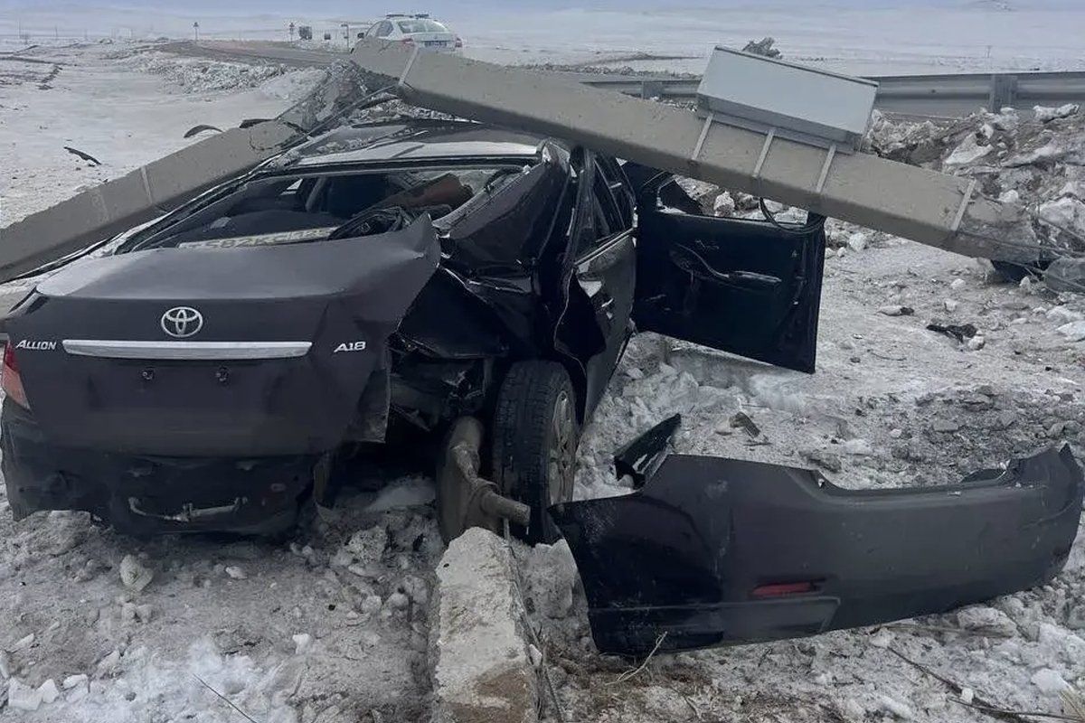 В Бурятии водитель врезался в электроопору и погиб на месте ГИБДД по Бурятии
