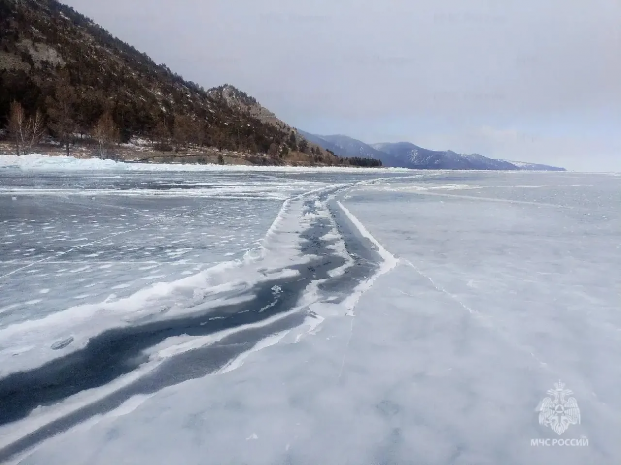Трещины, открытая вода и нажимы: на Байкале сохраняется опасная ледовая обстановка Пресс-служба ГУ МЧС России по Иркутской области