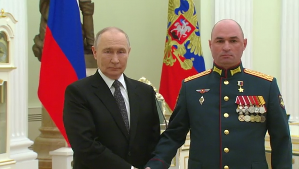 Путин вручил &quotЗолотую Звезду&quot командиру 127-й дивизии Вячеславу Веденину скриншот видео с сайта Кремля