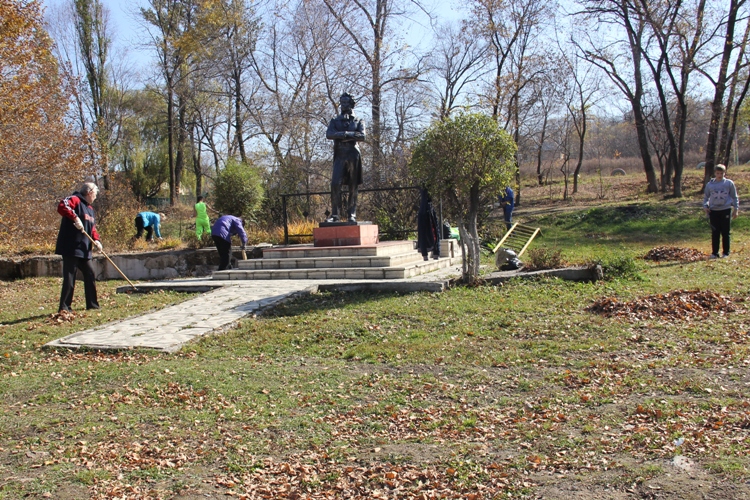 Уборка у памятников, Фото с места события из других источников