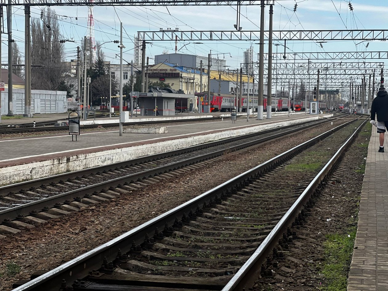 На Кубани грузовой поезд протаранил легковушку на ж/д переезде ИА KrasnodarMedia