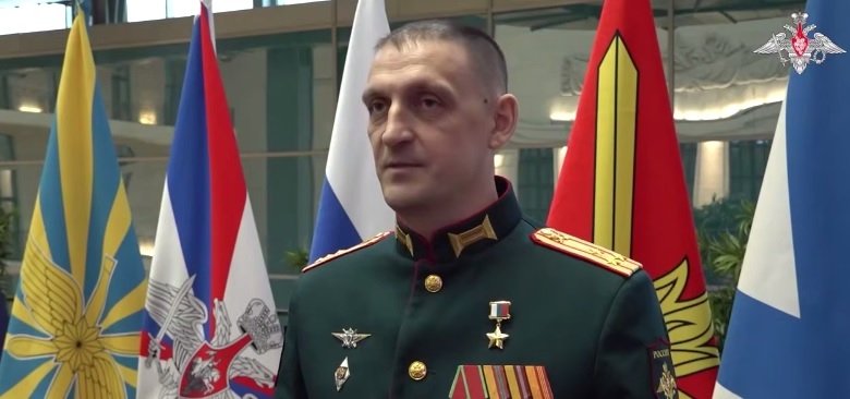 Антон Дерюжкин - выпускник ДВОКУ скриншот видео - пресс-служба Минобороны РФ