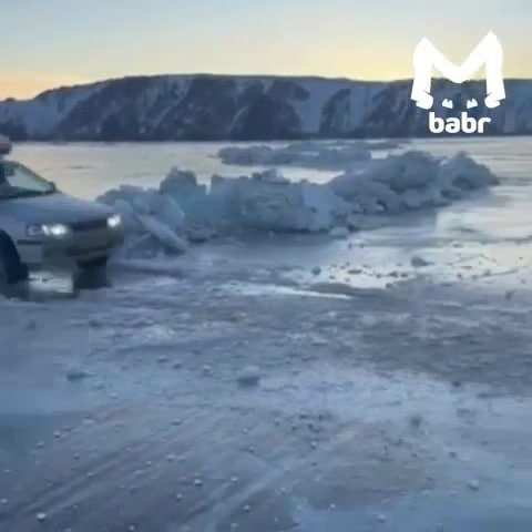 Экстремалы перепрыгнули через полынью на льду Байкала МАХ-канал (12+) &quotBabr.Mash&quot