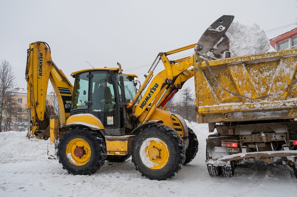 В Магадане продолжается расчистка от снега участков улично-дорожной сети Источник