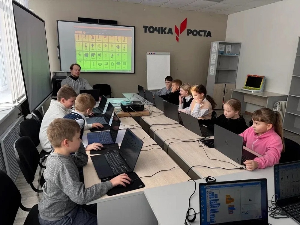 Мобильный технопарк &quotКванториум&quot посетил Сусуман Источник