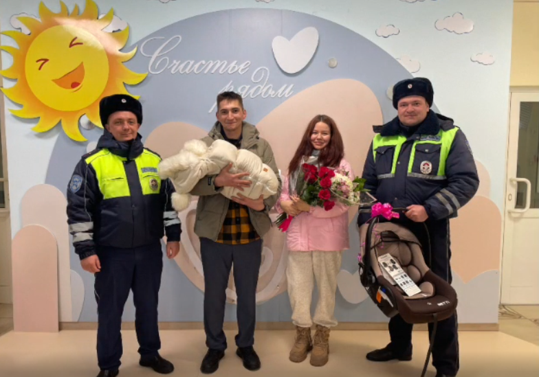 Полицейские из Анивы помогли роженице экстренно доехать до перинатального центра Скриншот из видео