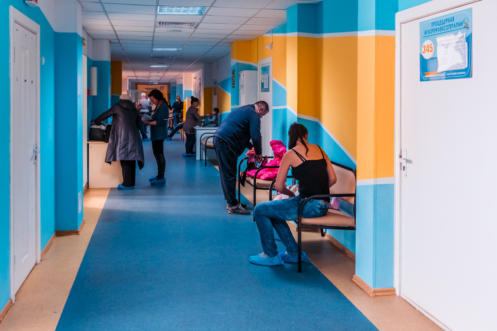 Поликлиника работает в три смены, осматривают детишек педиатры, "узкие" специалисты Мария Бородина, РИА PrimaMedia