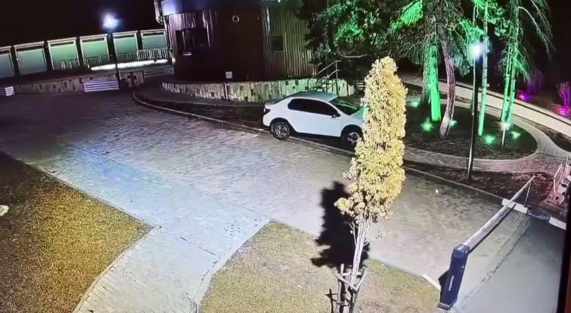 Прокатившегося по газонам на горе Кольцо водителя ищут в Кисловодске Соцсети главы Кисловодска Евгения Моисеева