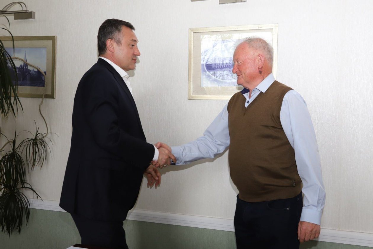 Владимир Хитрихеев (справа) предоставлено Федерацией профсоюзов Приморского края