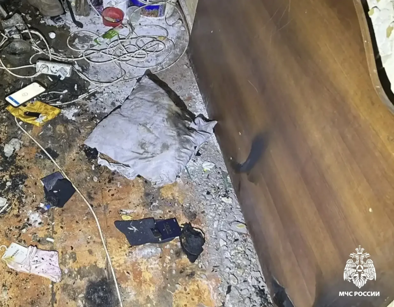 В Улан-Удэ из-за телефона на зарядке начался пожар в квартире МЧС по Бурятии
