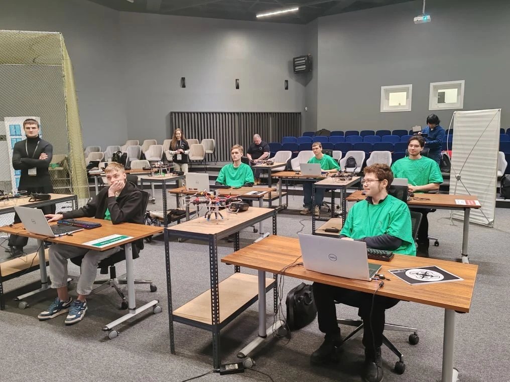 Сахалинские студенты и школьники соревнуются в навыках работы с беспилотниками пресс-служба министерства цифрового и технологического развития Сахалинской области