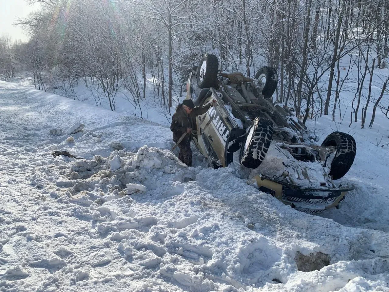Внедорожник перевернулся на крышу из-за ДТП в Анивском районе пресс-служба агентства по делам ГО, ЧС и ПБ Сахалинской области.
