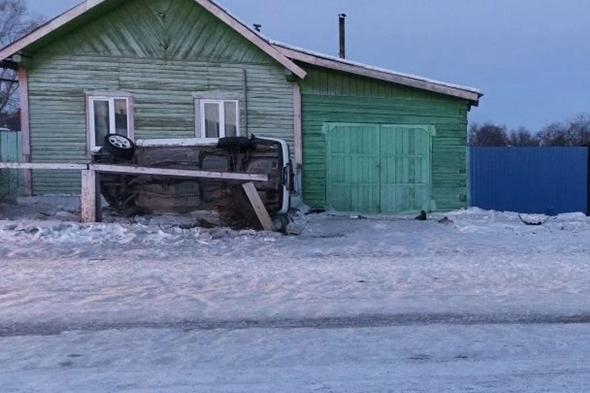 Пьяная девушка без прав врезалась в дом в Бурятии ГИБДД по Бурятии