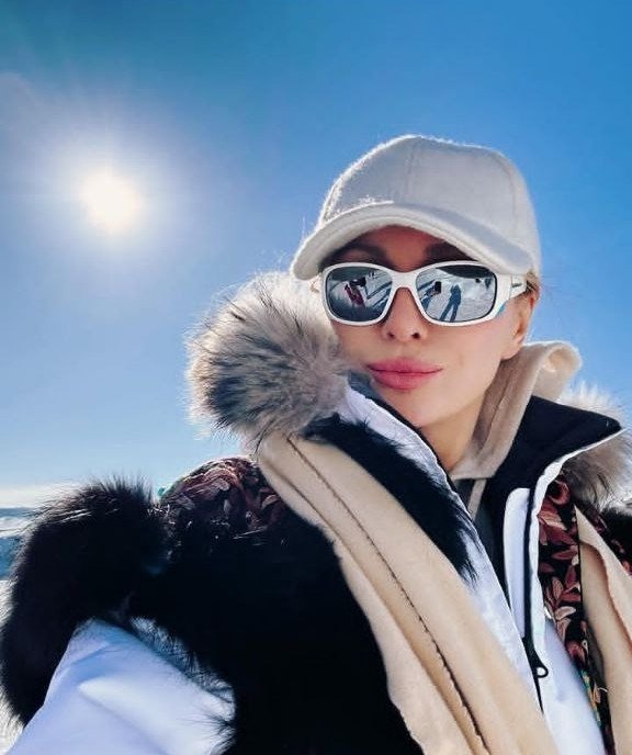 Погрызла ледышку и приклеилась: певица Вика Цыганова повторила мем SHAMANa на Байкале Личная страничка певицы в соцсетях