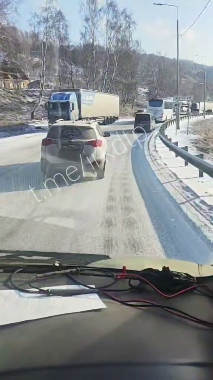 Пробка из большегрузов образовалась на серпантине в Култукского тракта Тг-канал (12+) &quotДТП38&quot