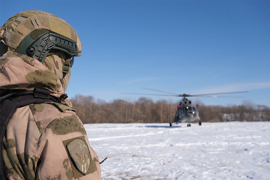 Отряды спецназначения в Хабаровске показали мастерство при беспарашютной высадке Предоставлено пресс-службой Управления Федеральной службы войск национальной гвардии РФ по Хабаровскому краю
