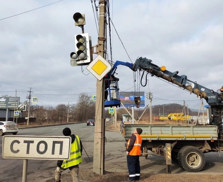Замена светофора в районе базы ТМТ пресс-служба администрации НГО