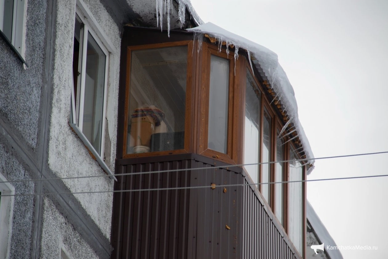 Балкон и сосульки ИА KamchatkaMedia