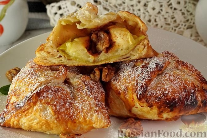 Просто разрежьте яблоко и заверните в тесто: получится эффектная и хрустящая домашняя выпечка. Без лишней суеты russianfood.com