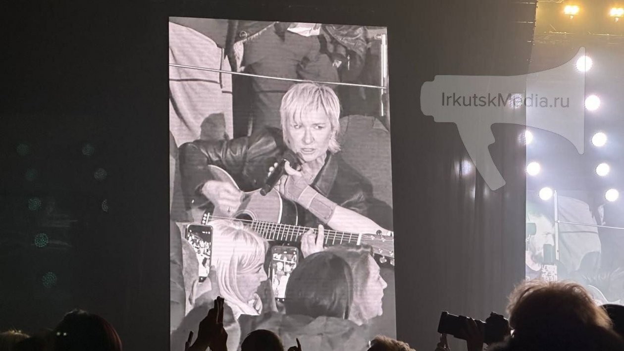 Диана Арбенина поднялась на трибуны к иркутянам на концерте Юлия Ушакова, ИА IrkutskMedia