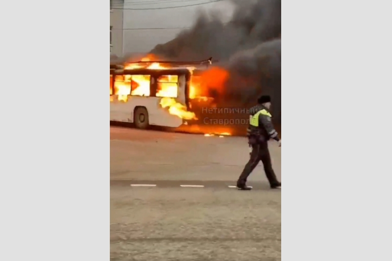Троллейбус полыхает в Ставрополе Телеграм-канал &quotНетипичный Ставрополь&quot (18+)
