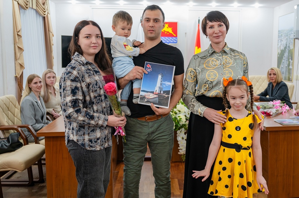 Молодые семьи Магадана получили сертификаты на улучшение жилищных условий Источник