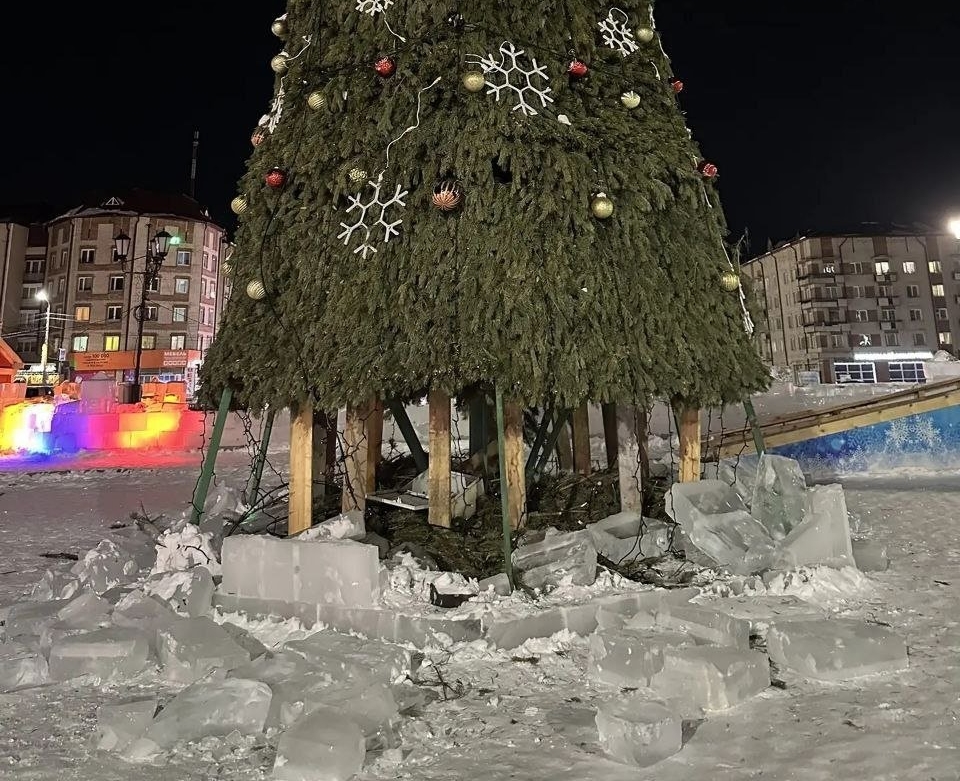 Вандалы разрушили ледовый городок в Северобайкальске телеграм-канал &quotСеверобайкальск-инфо.24/7&quot