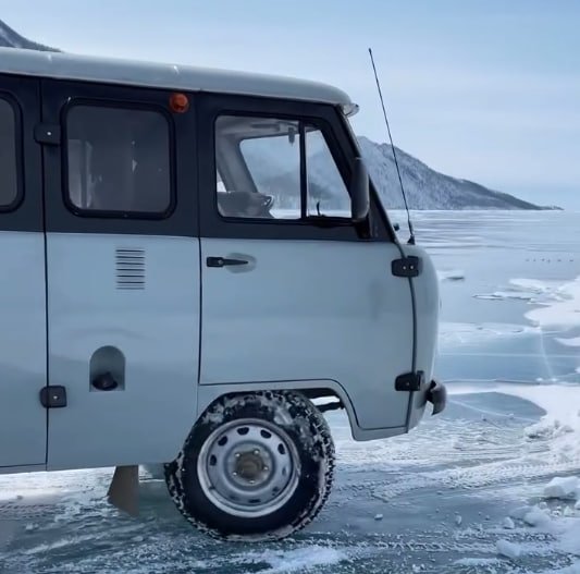 На Ольхоне более 300 буханок перевозят туристов - многие нелегально кадр из видео М. Ерёмина