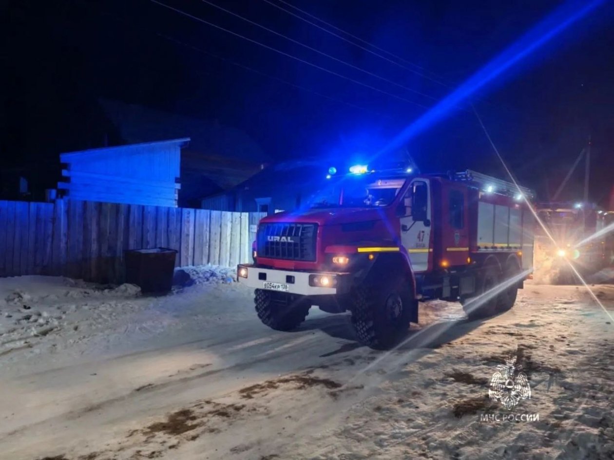 Женщина спасла двоих детей из вспыхнувшего дома в Ольхонском районе Пресс-служба МЧС по области