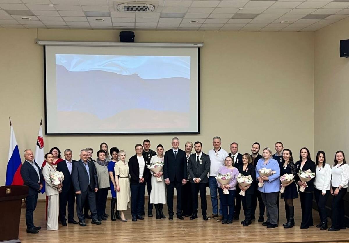 Награжденные медики и губернатор Правительство Камчатского края