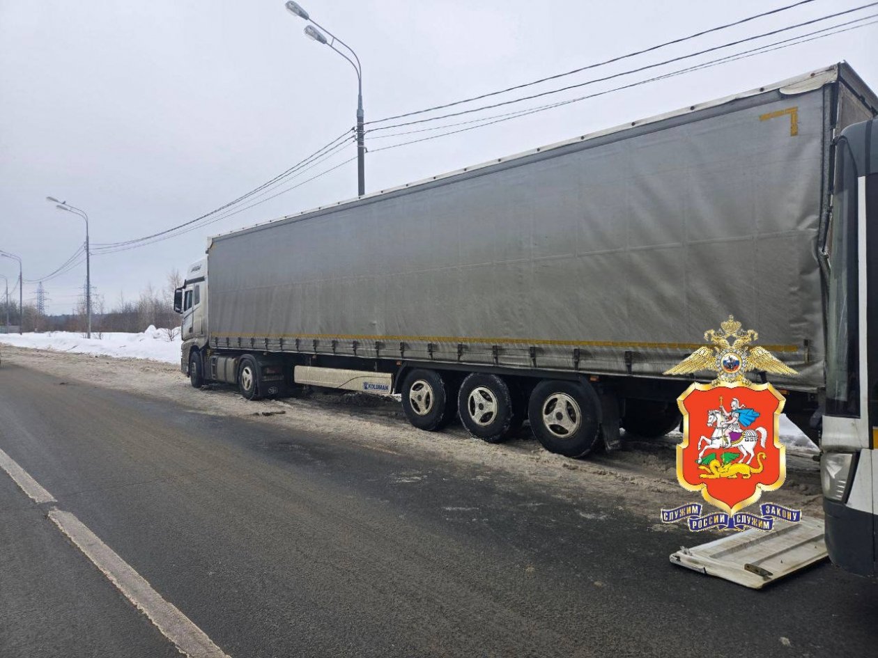 Автобус столкнулся с грузовиком на трассе А-107 в Подмосковье Telegram / ГУ МВД России по Московской области