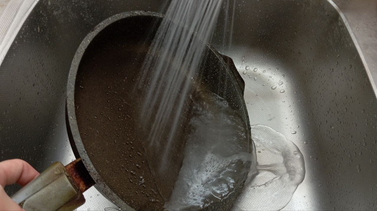 Долой железную губку: сковороду с прилипшей едой отмываю на &quotраз-два&quot - и тереть не пришлось ИА Stavropol.Media