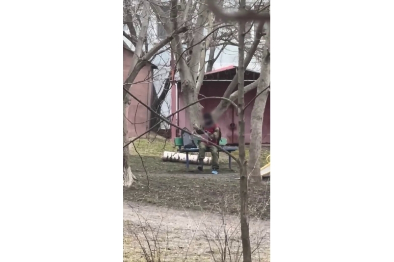 Мужчина с ружьем на детской площадке напугал жителей Ставрополя Из архива очевидцев инцидента