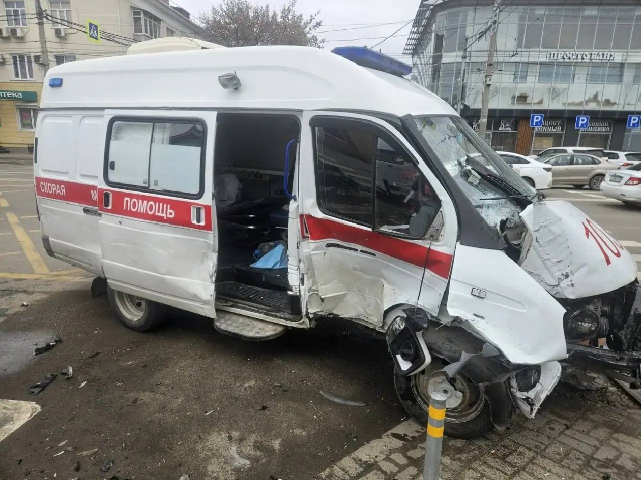 В Краснодаре в ДТП со скорой пострадали четверо, включая детей пресс-служба УМВД РФ по Краснодарскому краю
