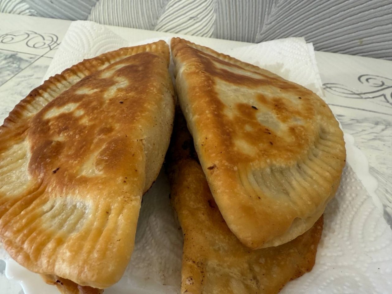 1 стакан ледяной воды в фарш - чебуреки брызжут соком: тесто хрустит, а начинка тает во рту ИА KrasnodarMedia