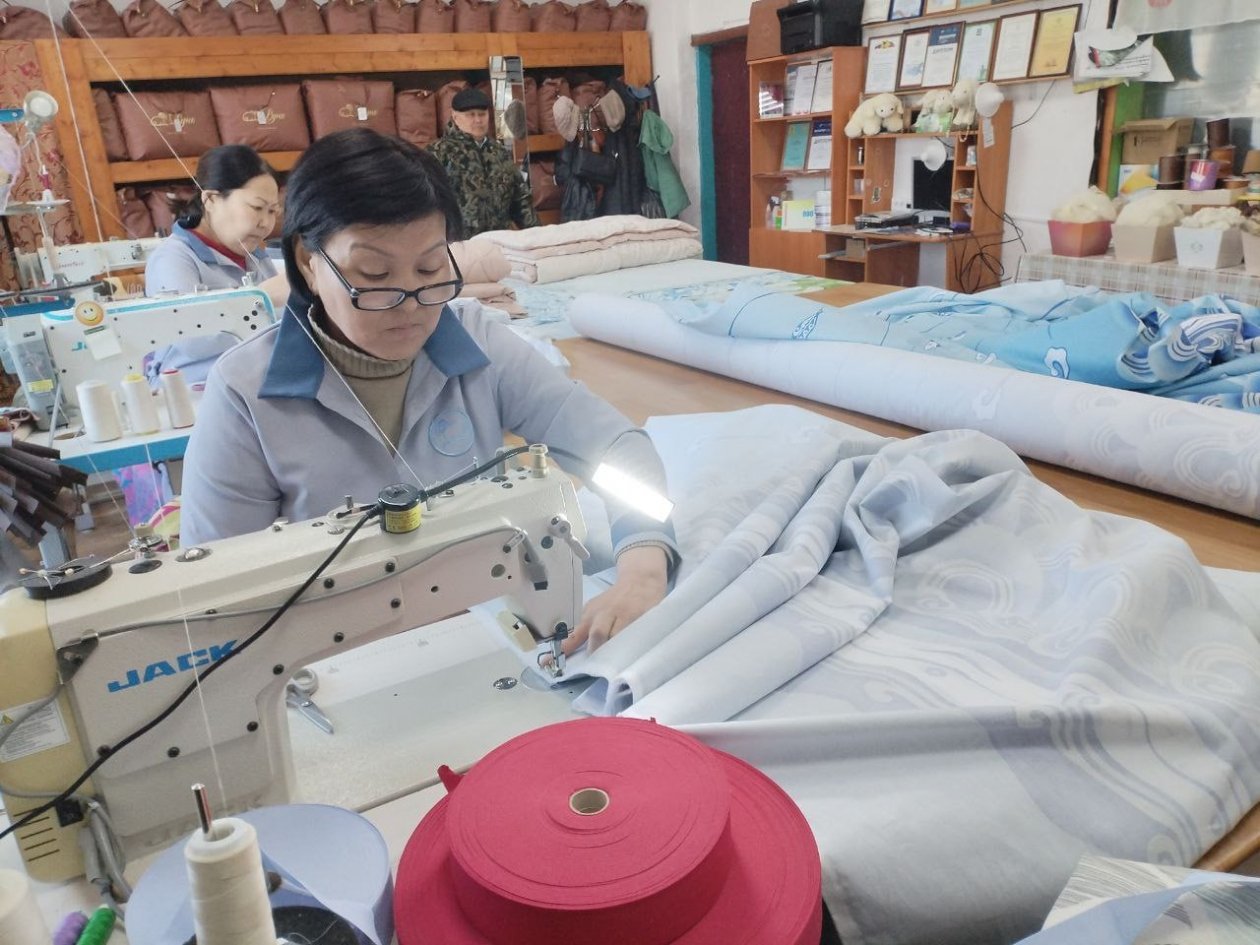 Швеи работают с шерстью пресс-службы Минсельхоза Забайкалья