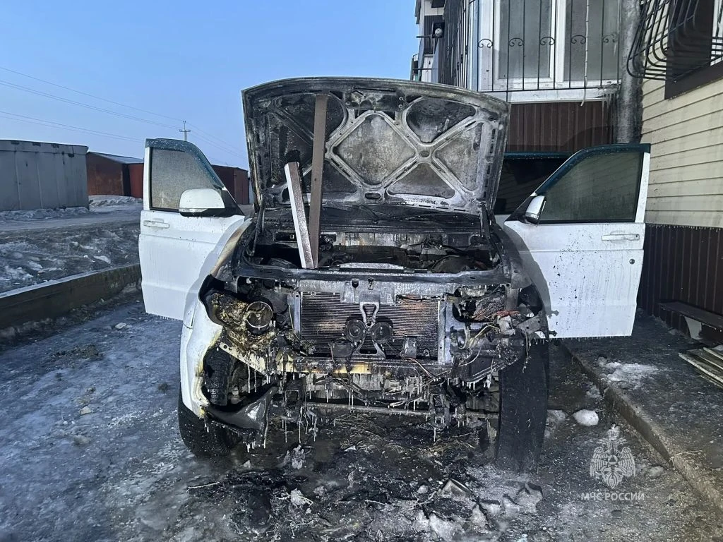 В Улан-Удэ сгорел автомобиль МЧС по Бурятии
