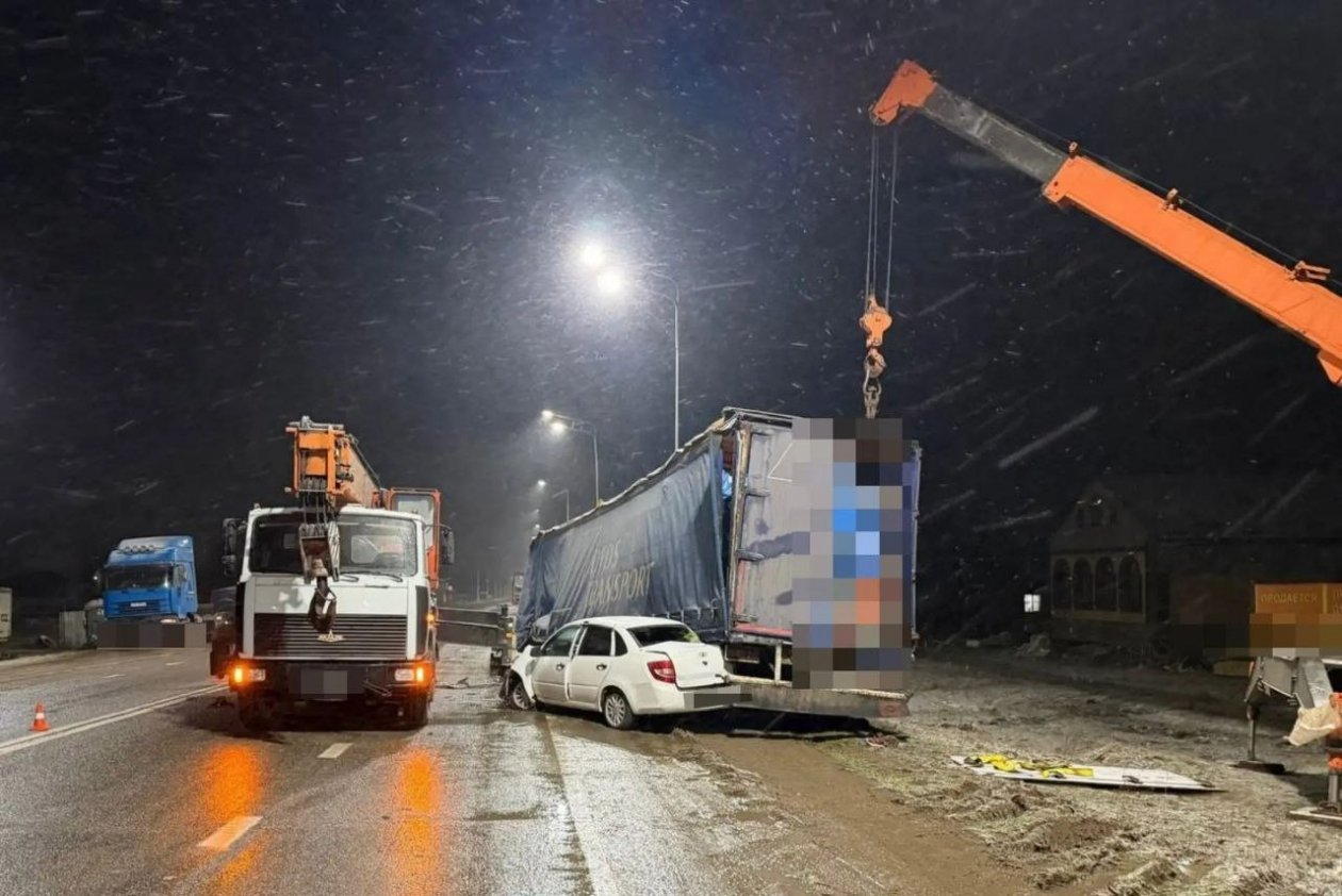 Легковушка врезалась в автокран на Ставрополье, пострадал рабочий пресс-служба Госавтоинспекции Ставрополья