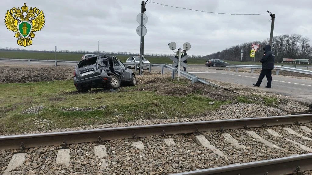 В Краснодарском крае автомобиль врезался в поезд на ж\д путях пресс-служба Южной транспортной прокуратуры